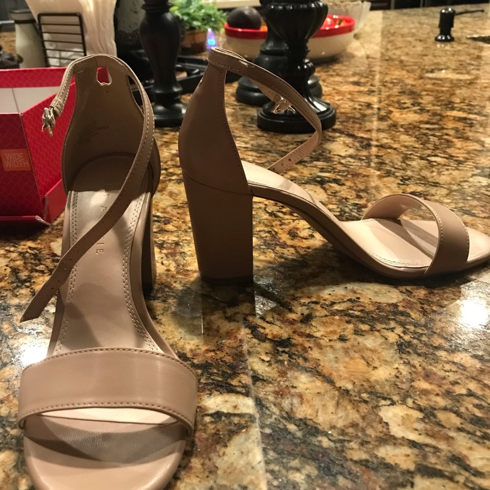 Brand new Kelly & Katie Hsilee Sandal